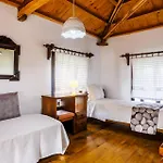 Elli סקופלוס טאון